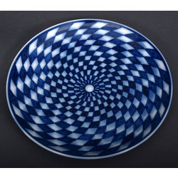 Porcelāna šķīvis ar zilu ornamentu