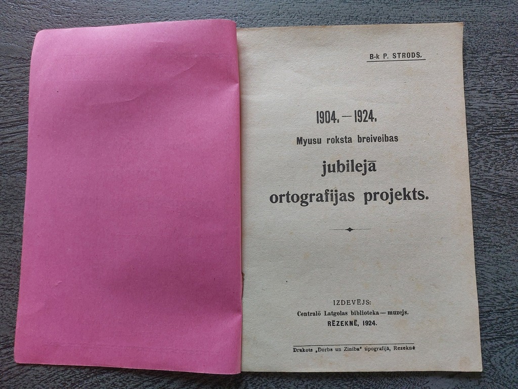 B - k P . Strods  1904,-1924, Myusu roksta breiveibas  jubilejā ortografijas projekts.  Izdevējs: Centrālā Latgolas biblioteka- muzejs.  RĒZEKNĒ,1924  g.