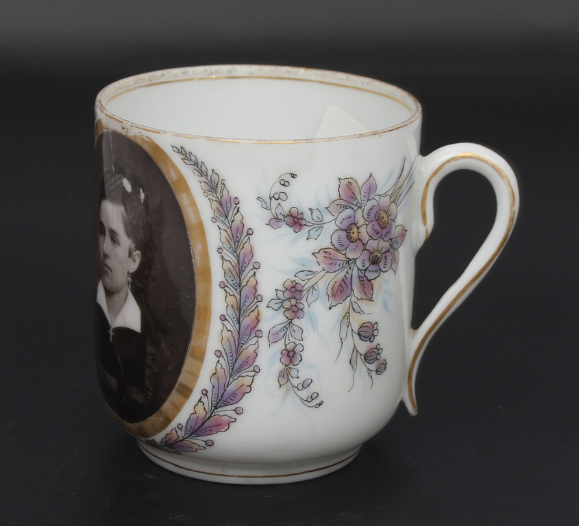 Porcelain cup with portraits