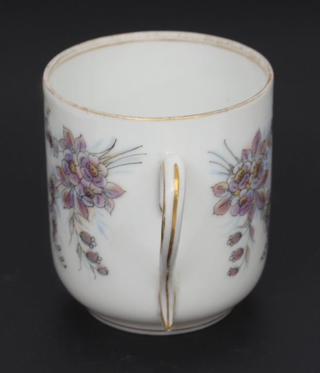 Porcelain cup with portraits
