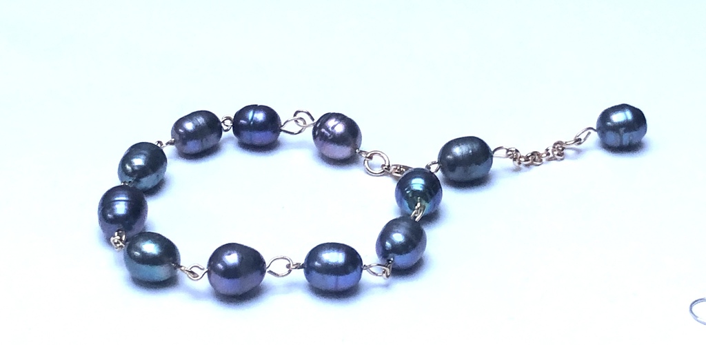 Dark freshwater pearl bracelet with earrings.