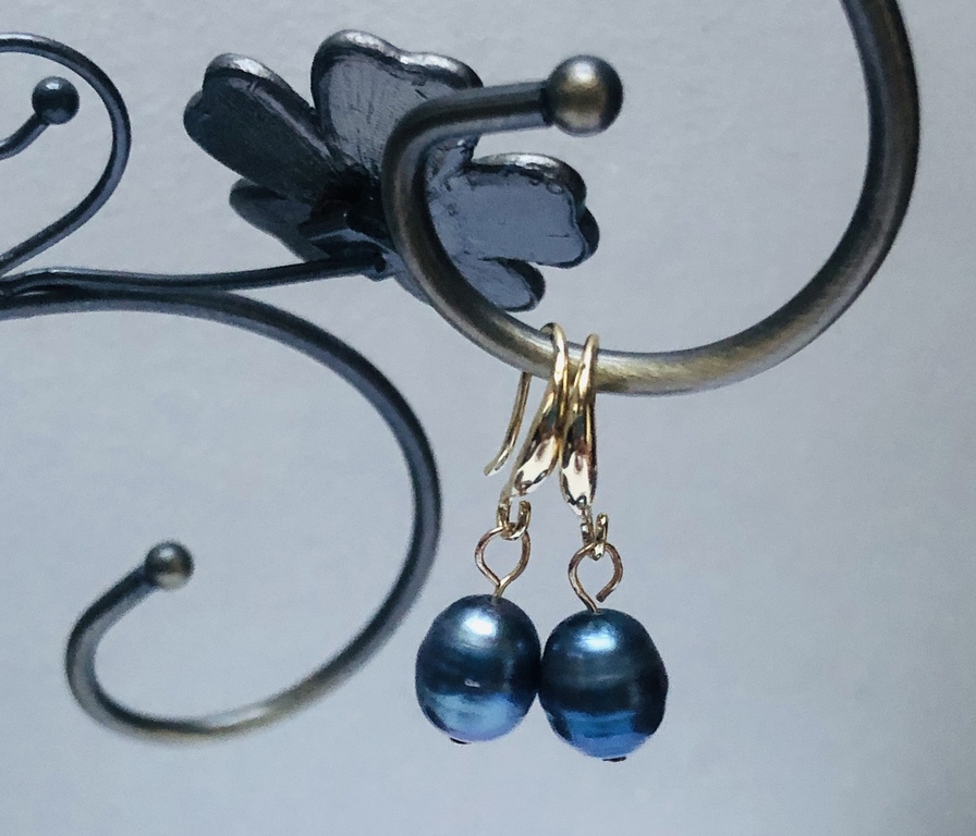 Dark freshwater pearl bracelet with earrings.