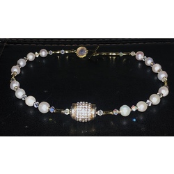 Necklace with freshwater pearls, crystals and other gold-plated elements.