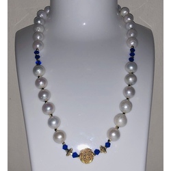 Necklace with white freshwater pearls, blue crystals and gold-plated elements.