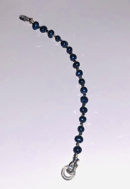 Браслет из синего пресноводного жемчуга с серебряными элементами и застежкой из циркония.