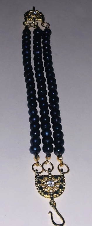 Трехрядный браслет с голубым пресноводным жемчугом и позолоченной застежкой.