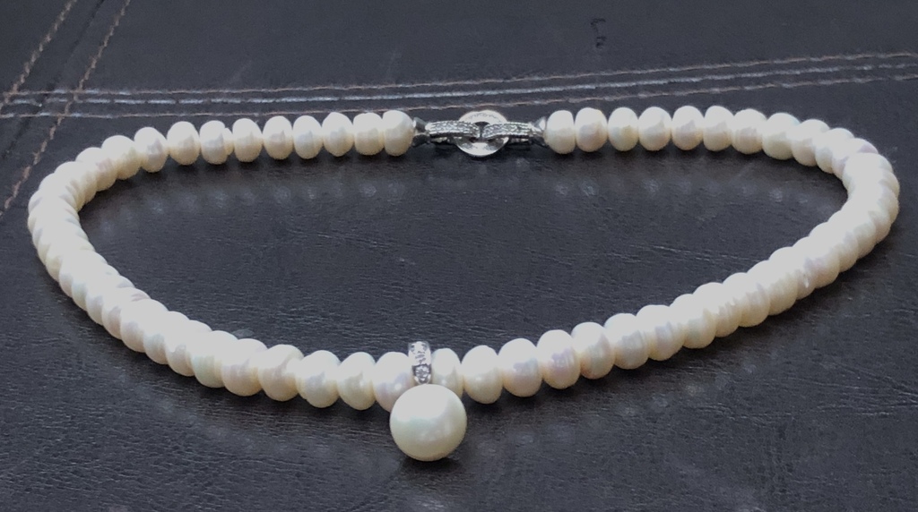Freshwater pearl necklace with pendant. Semi-round pearls.
