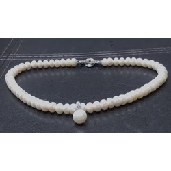 Freshwater pearl necklace with pendant. Semi-round pearls.
