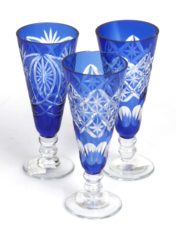 Графин из синего стекла, поднос и стаканы
