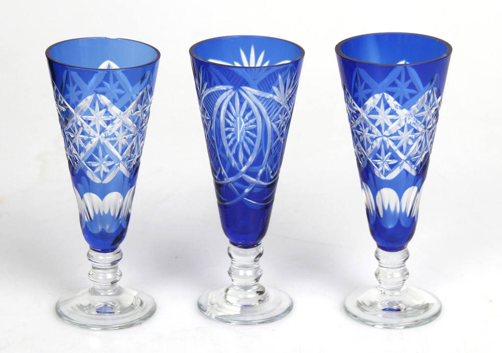 Графин из синего стекла, поднос и стаканы