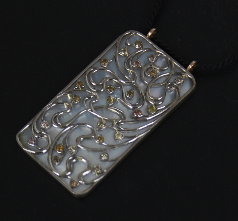 Золотой кулон с бриллиантами на шнуре из натурального шелка