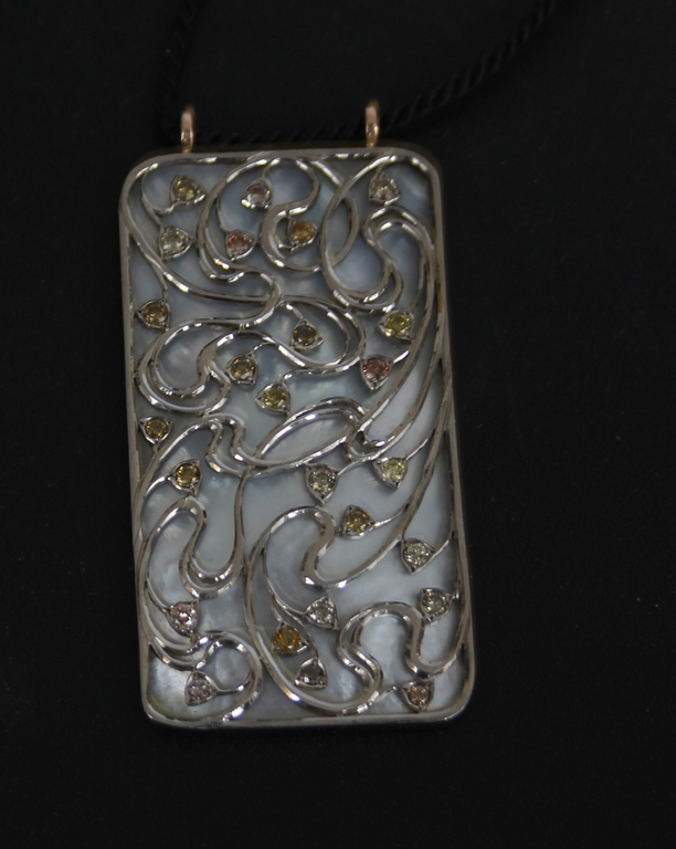 Gold pendant with diamonds with natural silk cord