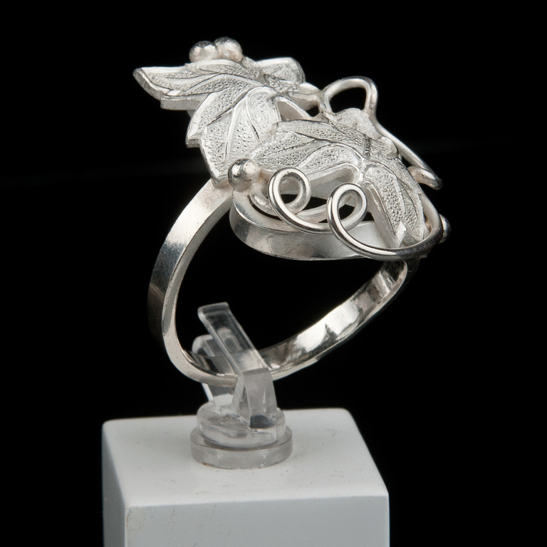 Комплект ювелирных изделий -  браслет, серьги, кольца, ожерелье