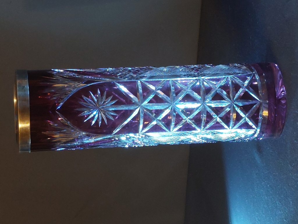 Ļoti skaista krāsaina (violeta) kristāla slīpēta vāze ar sudraba apdare.  Prove 875 Milda iniciāļi JV 1934 g 