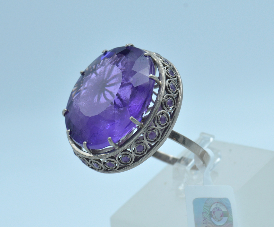 White gold ring and earrings with amethysts