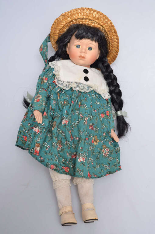Винтажная фарфоровая кукла в соломенной шляпе.
