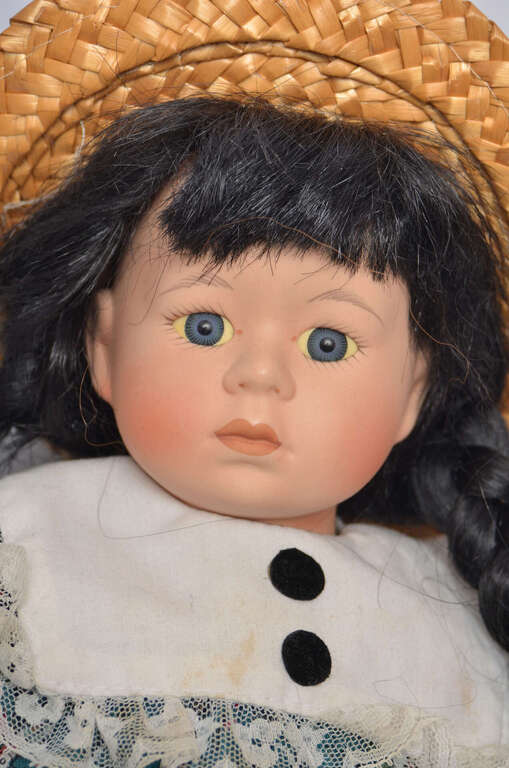 Винтажная фарфоровая кукла в соломенной шляпе.