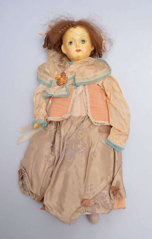 Антикварная бисквитная кукла в розовом платье.