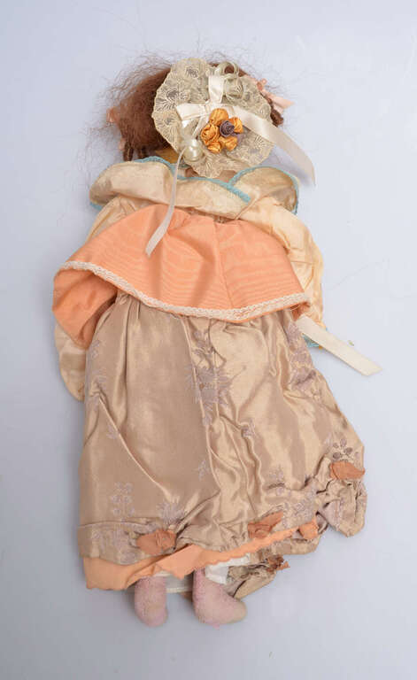 Антикварная бисквитная кукла в розовом платье.