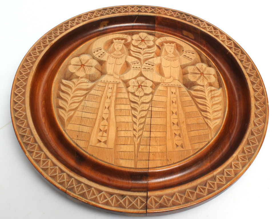 Decorative wooden plate with amber 