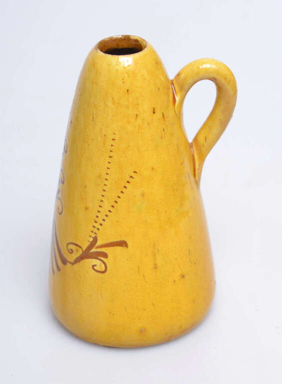 Keramikas vāze ar rokturi