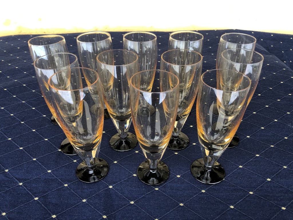 Набор бокалов для шампанского.
