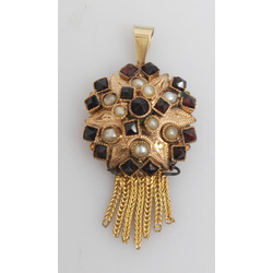 Gold pendant with garnets and pearls