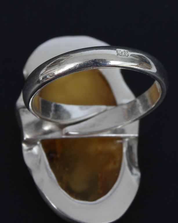 Серебряное кольцо с янтарем
