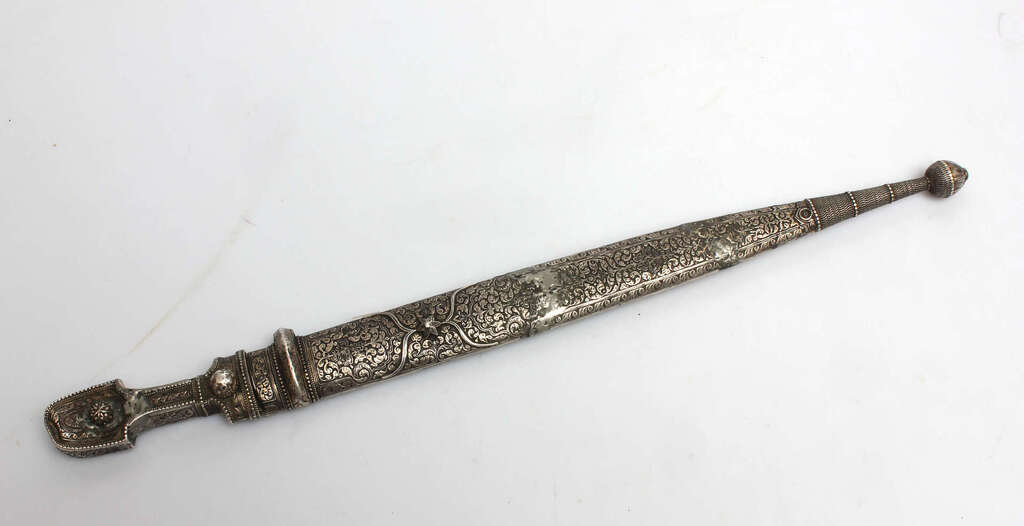 Серебряная кортика с серебряной ручкой и рамкой.