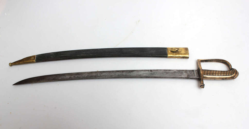 Наполеоновский французский меч в кожаном футляре с бронзовой отделкой.