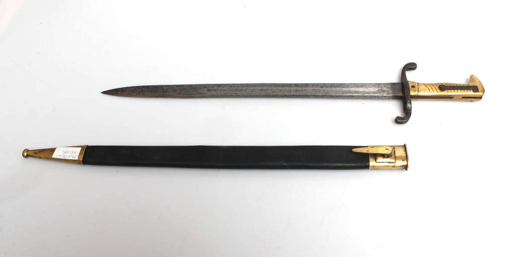 Швейцарский меч времен Первой мировой войны в кожаном футляре.