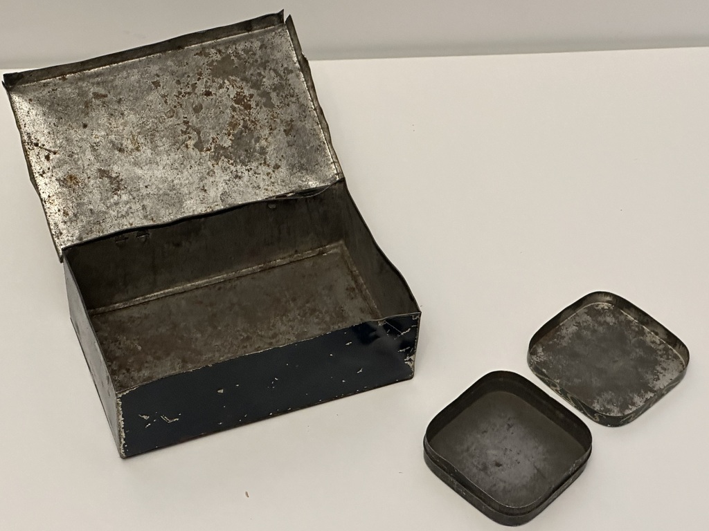 Коробка для табачных изделий и чехол для ленты для печатной машинки.