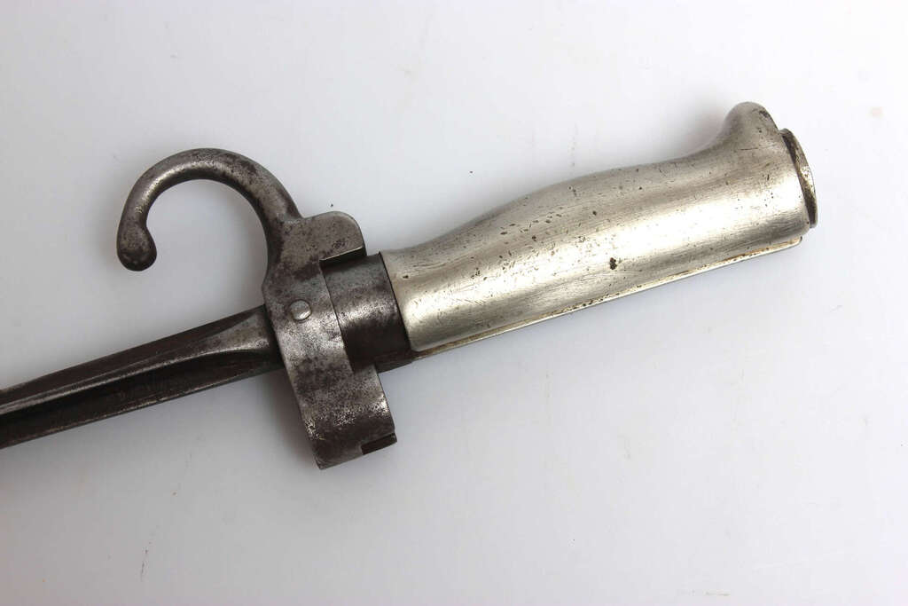 Četršķautņu durklis M-le 1866/93 ar metāla maksti Lebela sistēmas šautenēm.