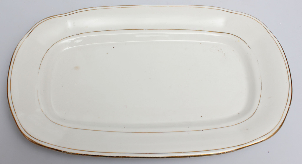 Фаянсовая сервировочная тарелка с позолотой