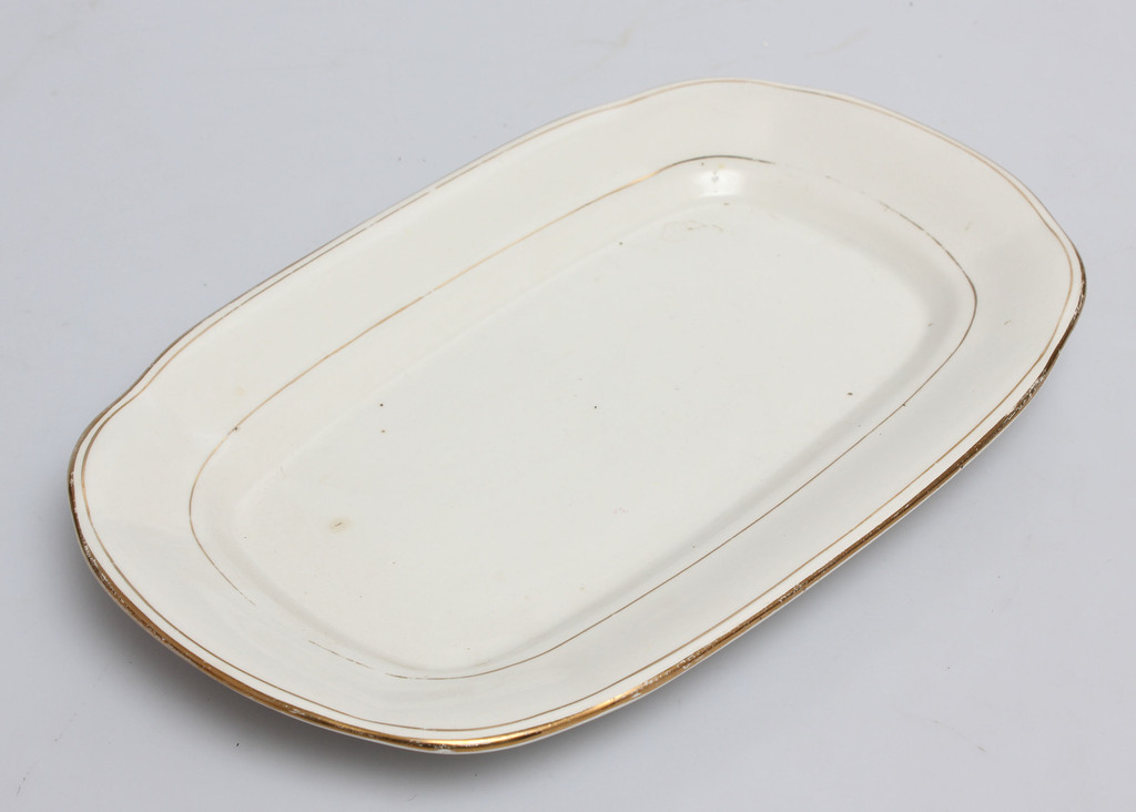 Фаянсовая сервировочная тарелка с позолотой