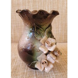 Keramikas vāze ar rozēm.