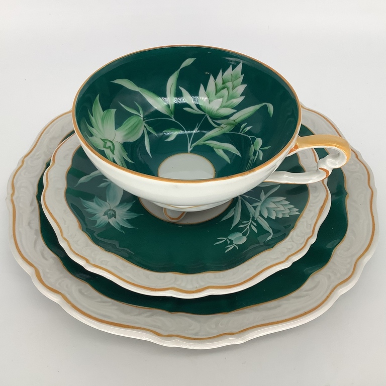 Tea pair and cake plate Lichte.Klemo 1949. Figured handle, legs and edges of the plates, hand painted