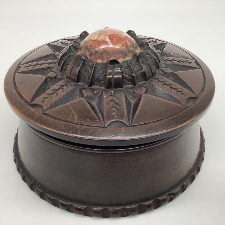 Jūlijs Madernieks (1870-1955) Koka kaste ar latviešu ornamentu un asiņainas spoles (jašma) ieliktni.Sarkankoks.Lieliski saglabājies