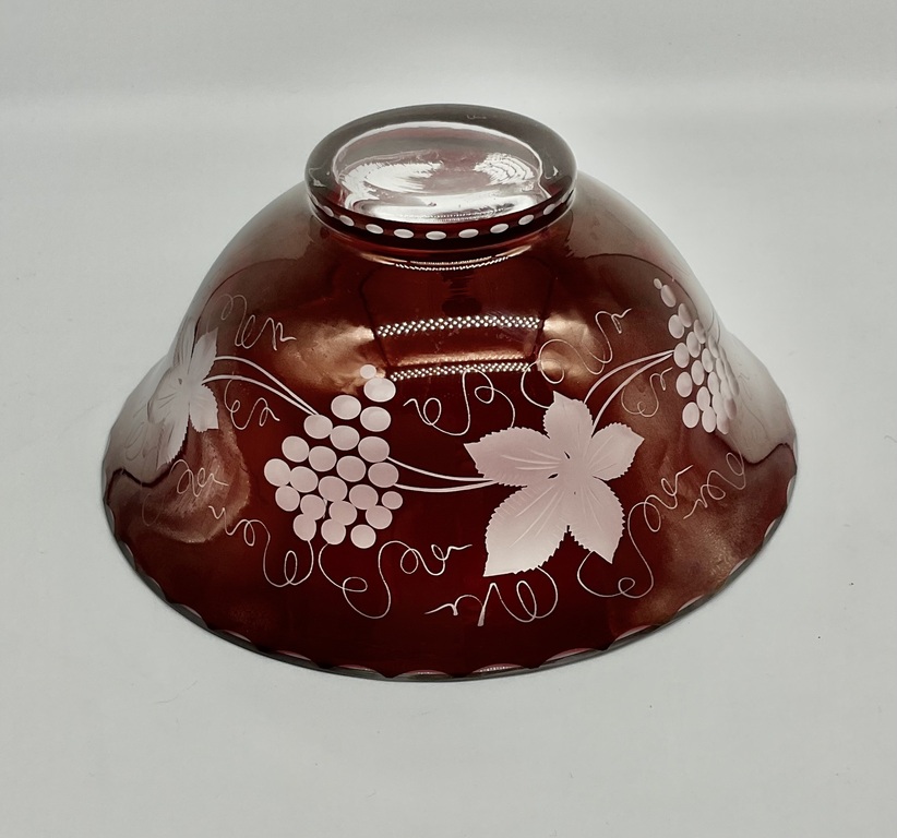 Salātu bļoda izgatavota no ar rokām pulēta rubīna stikla. 20. gadsimta otrā puse