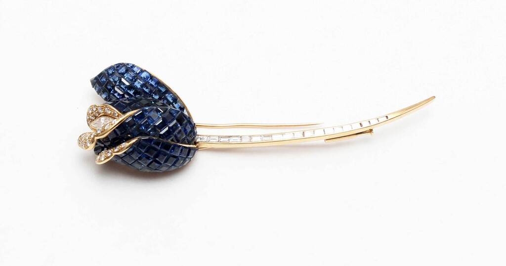Gold brooch with natural sapphires and diamonds 