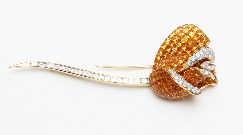Gold brooch with 200 natural sapphires and 57 natural diamonds