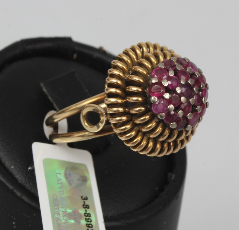 Gold ring with rubies