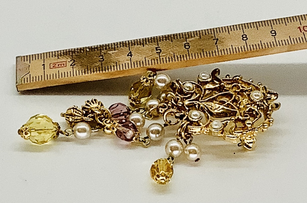 Broša ar kuloniem no rhinestones un mākslīgām pērlēm.Čehoslovākija,pagājušais gadsimts
