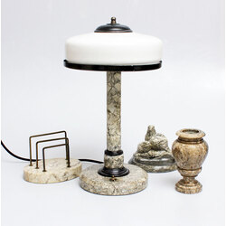 Kabineta galda lampa un rakstāmgalda piederumi