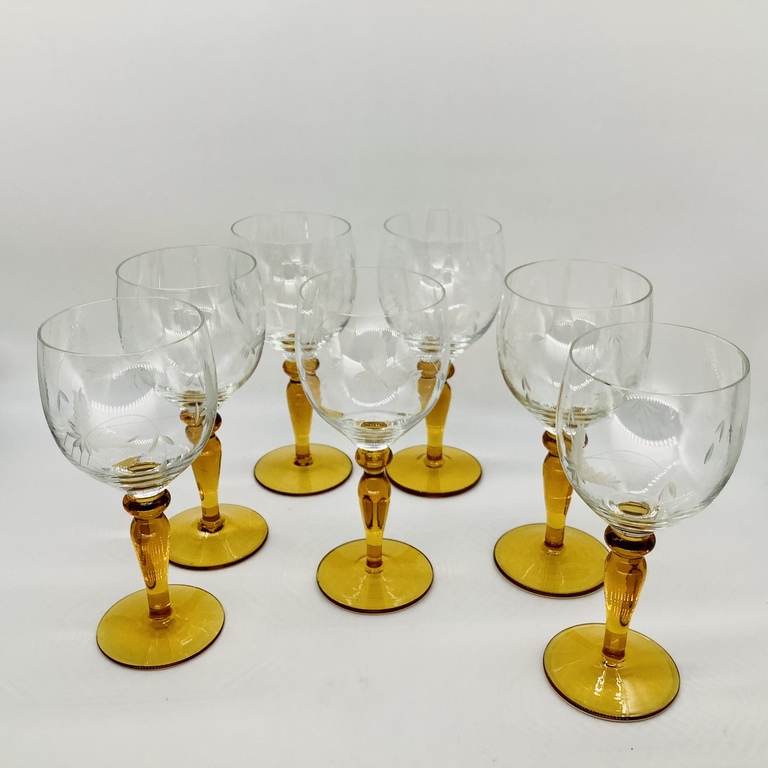 7 бокалов под вино, на ножке  из медового стекла. Бельгийское королевство 1930 год