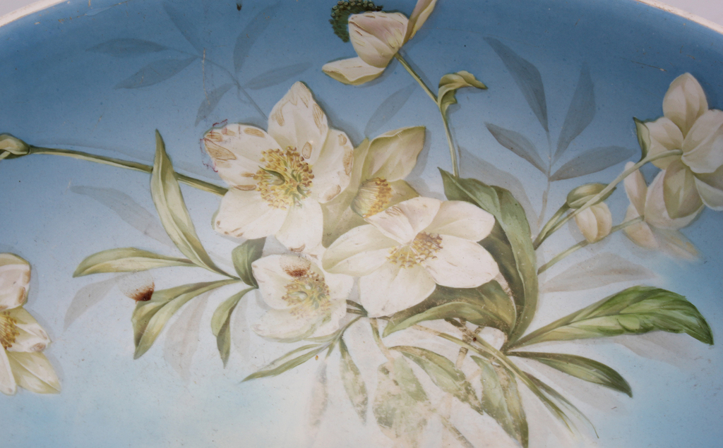 Lielizmēra porcelāna bļoda ar ziediem