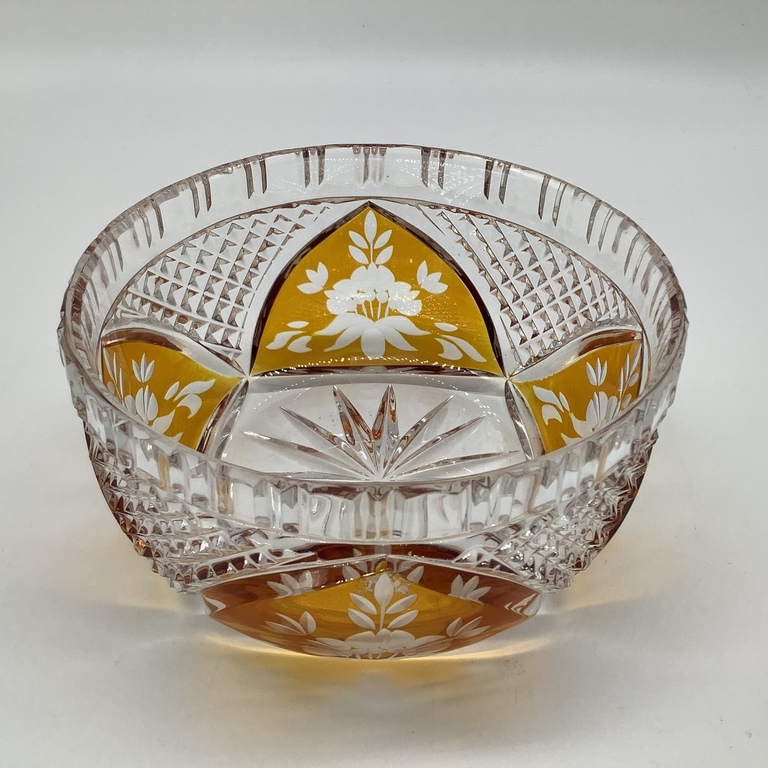 Vintage Julia Amber crystal bowl, made in Poland, beautiful amber color, 24% hand cut lead crystal, very nice piece to add to your glass collection, 30-40 years old, no chips or cracks, in excellent condition.  