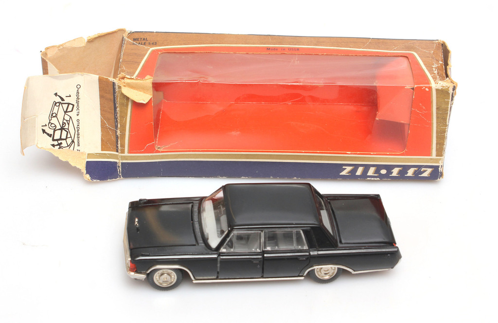 Модель автомобиля черного цвета в оригинальной коробке 