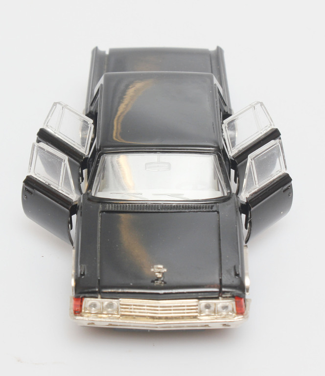 Auto modelītis melnā krāsā oriģinālajā kastē 