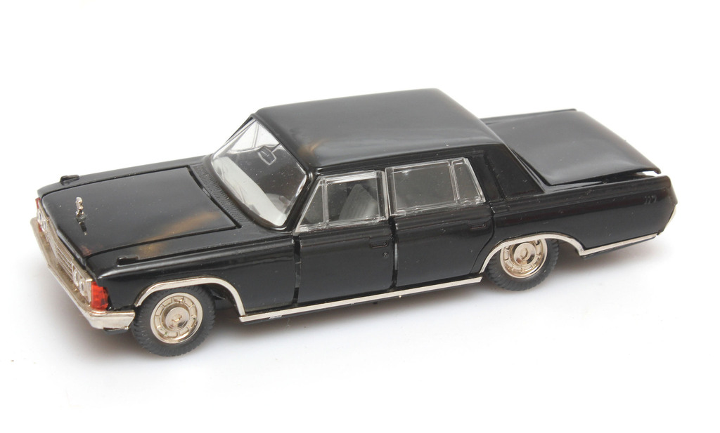 Модель автомобиля черного цвета в оригинальной коробке 